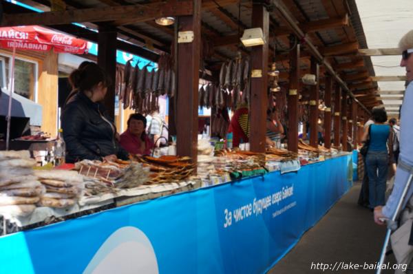 バイカル湖魚市場でならんでいるオームリ画像